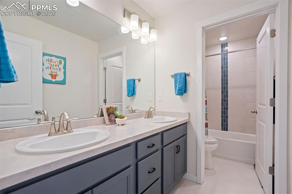 Image 35 of 45: Bathroom