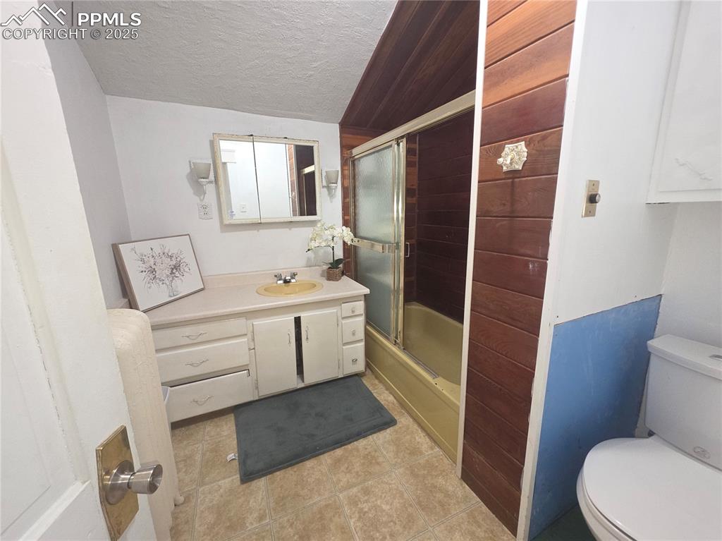 Image 21 of 37: Bathroom