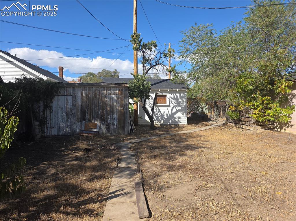 Image 31 of 37: Yard