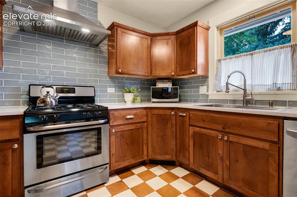 Image 18 of 50: Kitchen