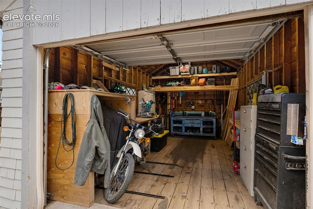 Image 44 of 50: 1 Car Garage