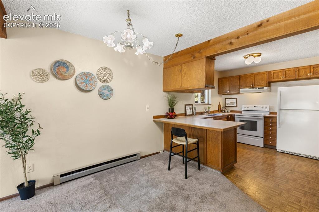 Image 19 of 47: Kitchen
