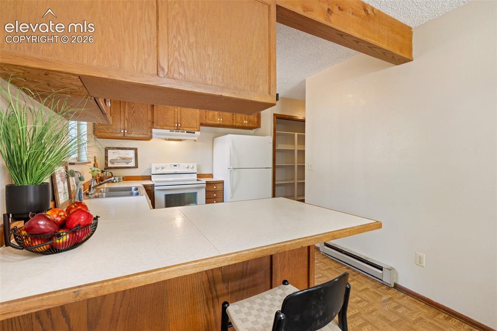 Image 22 of 47: Kitchen