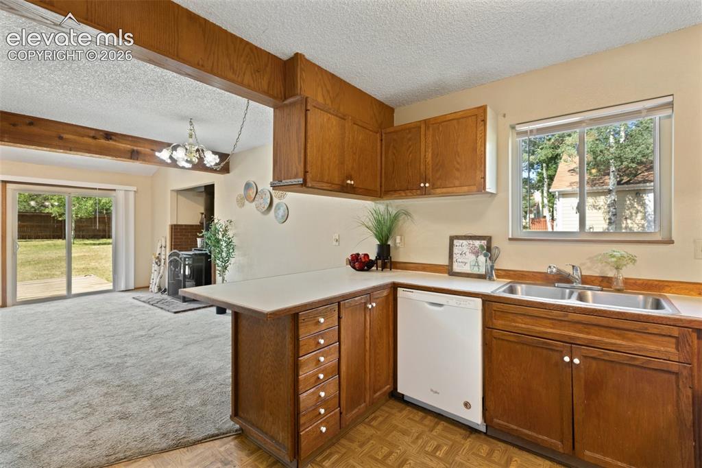 Image 23 of 47: Kitchen