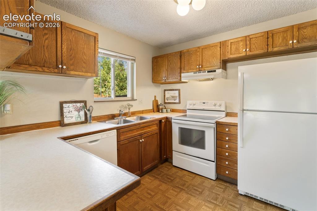 Image 24 of 47: Kitchen