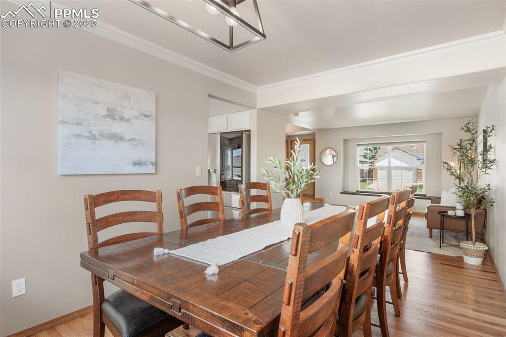 Image 13 of 50: Dining Area