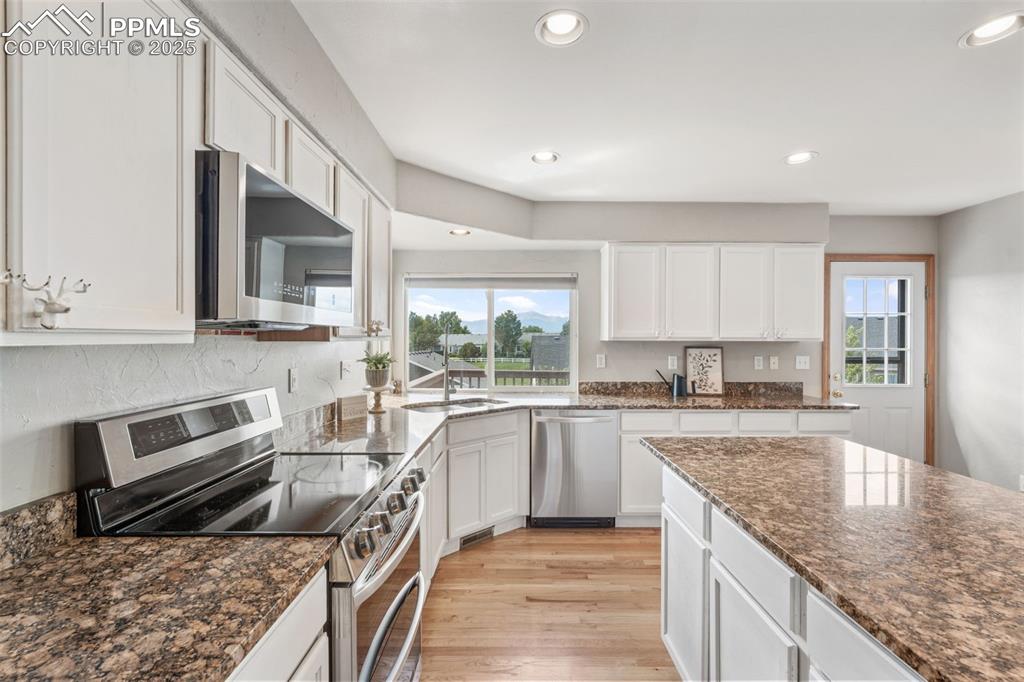 Image 18 of 50: Kitchen