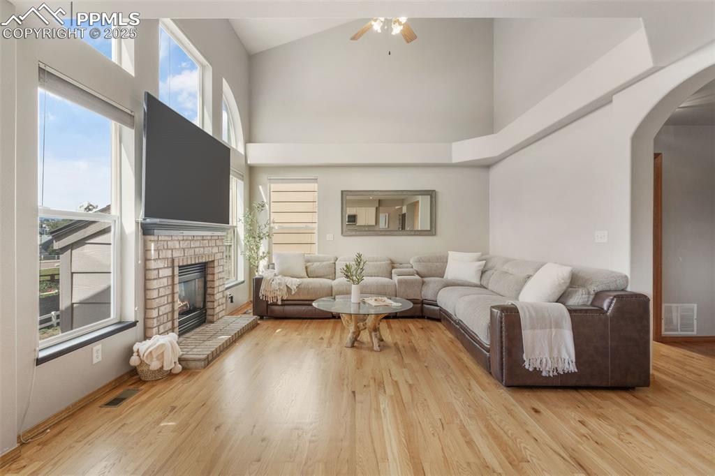 Image 20 of 50: Living Room