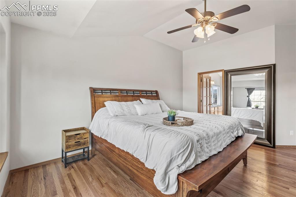 Image 26 of 50: Bedroom