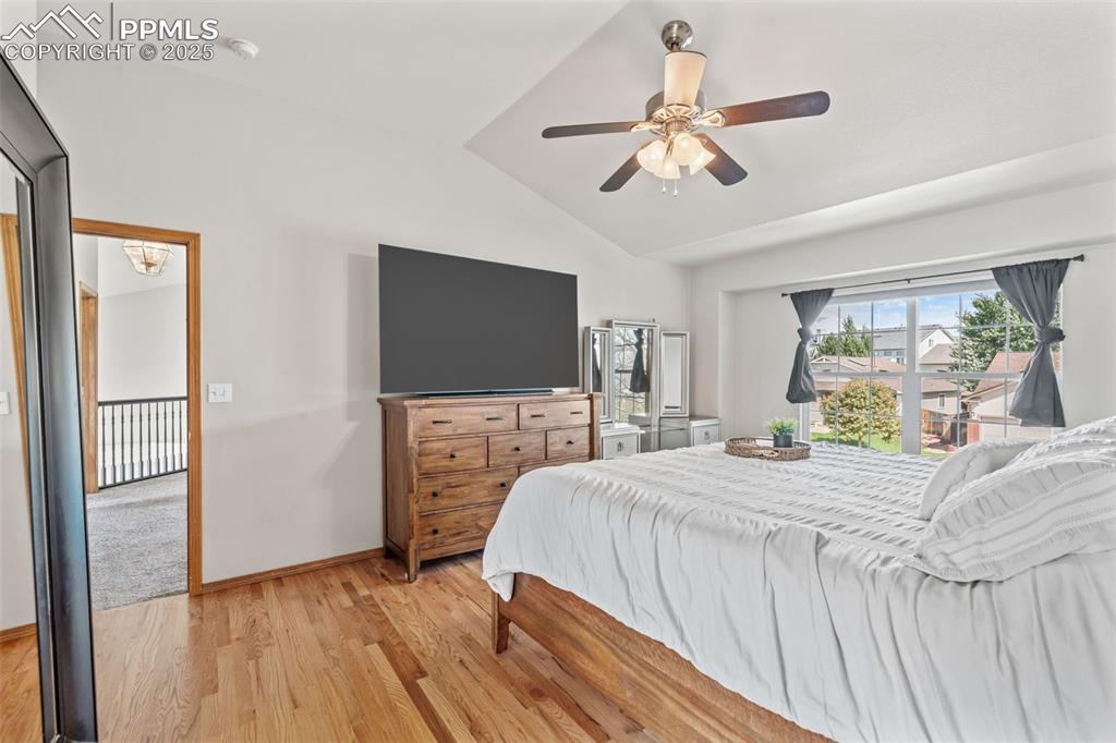 Image 27 of 50: Bedroom