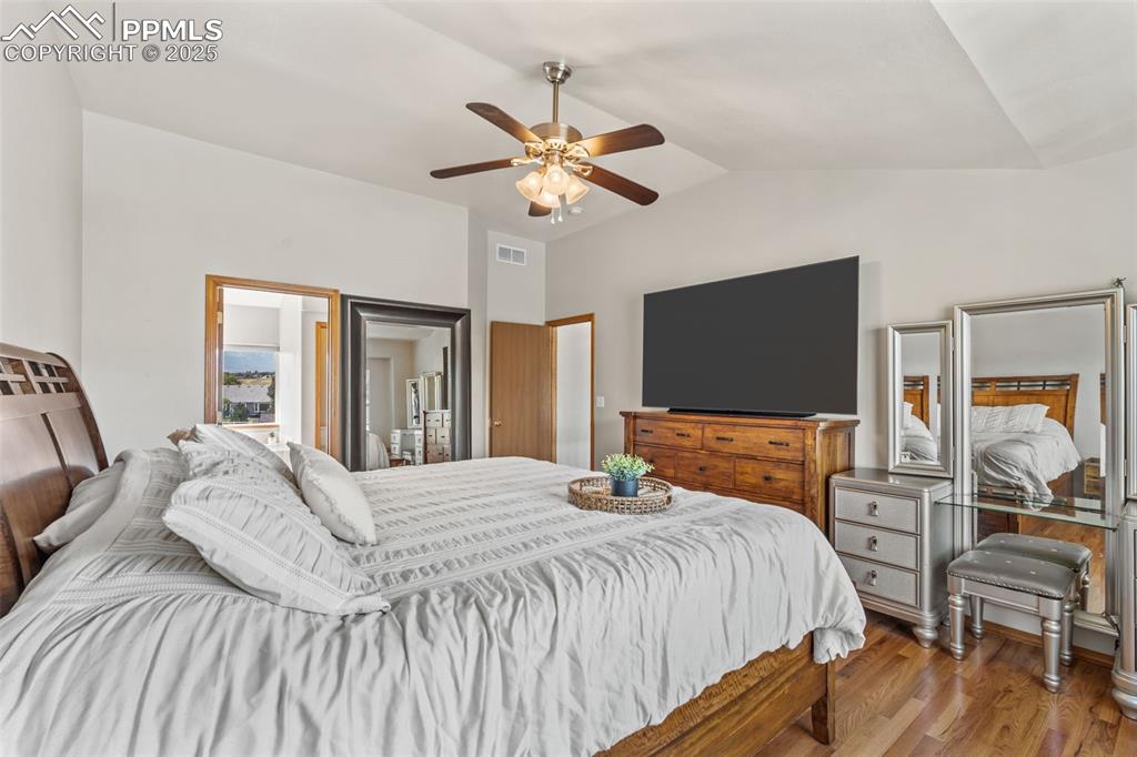 Image 28 of 50: Bedroom