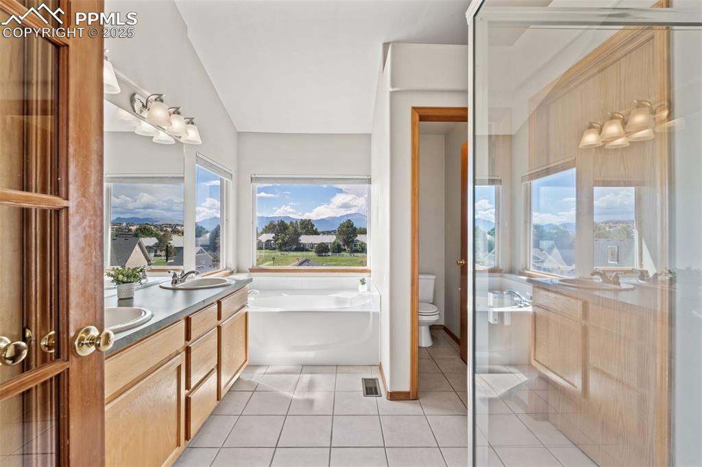 Image 29 of 50: Bathroom