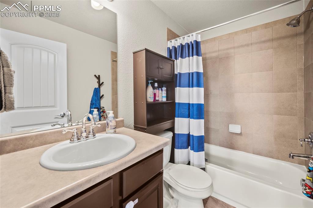 Image 20 of 43: Bathroom