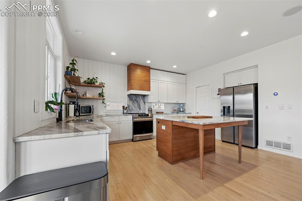 Image 13 of 49: Kitchen