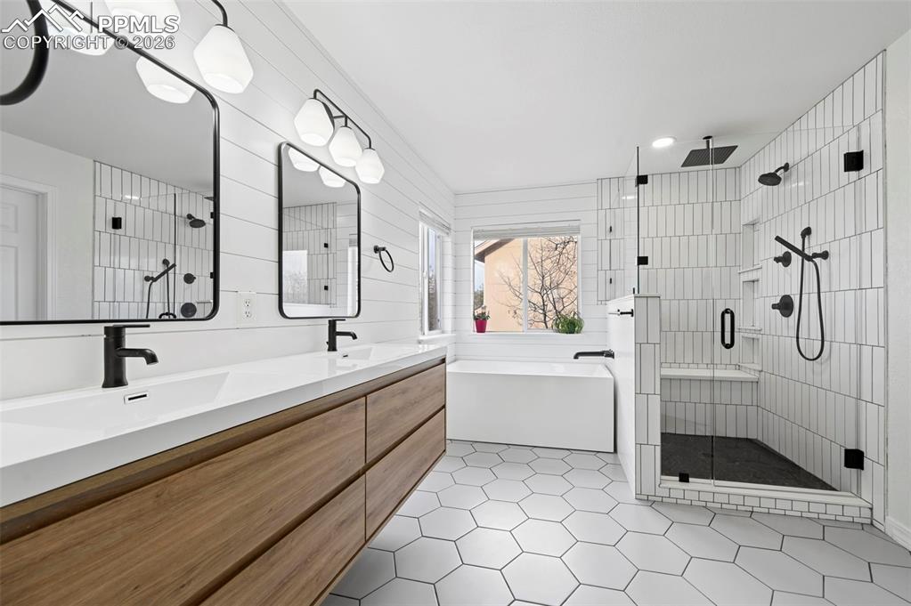 Image 22 of 49: Bathroom