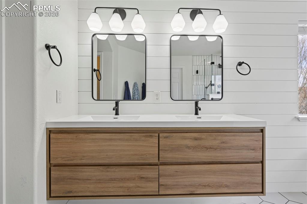 Image 23 of 49: Bathroom