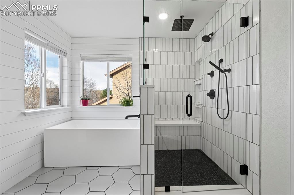 Image 24 of 49: Bathroom