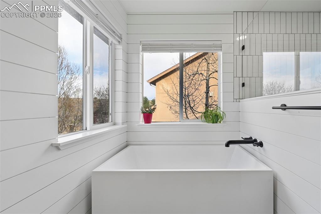 Image 25 of 49: Bathroom