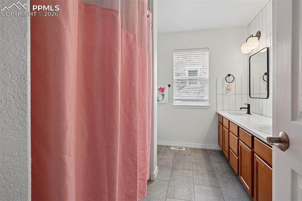 Image 28 of 49: Bathroom