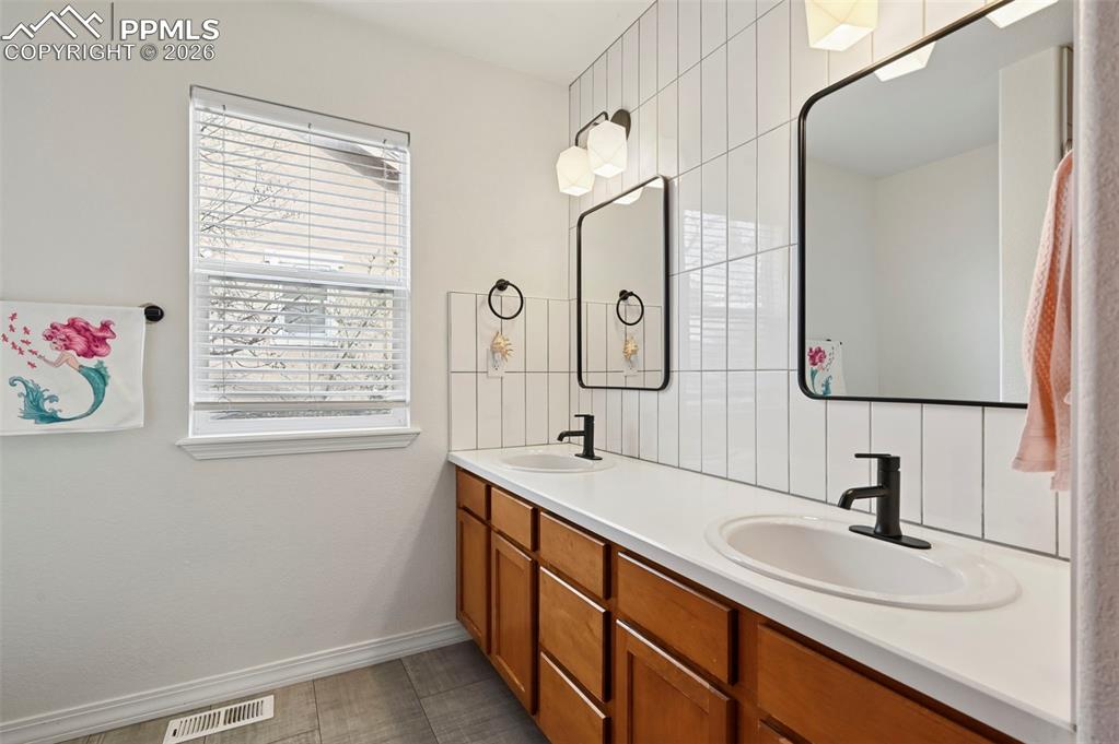 Image 29 of 49: Bathroom