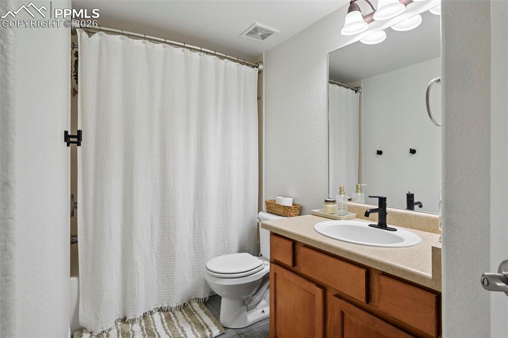 Image 38 of 49: Bathroom