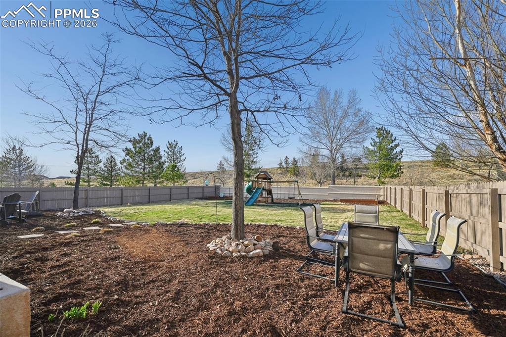 Image 44 of 49: Yard