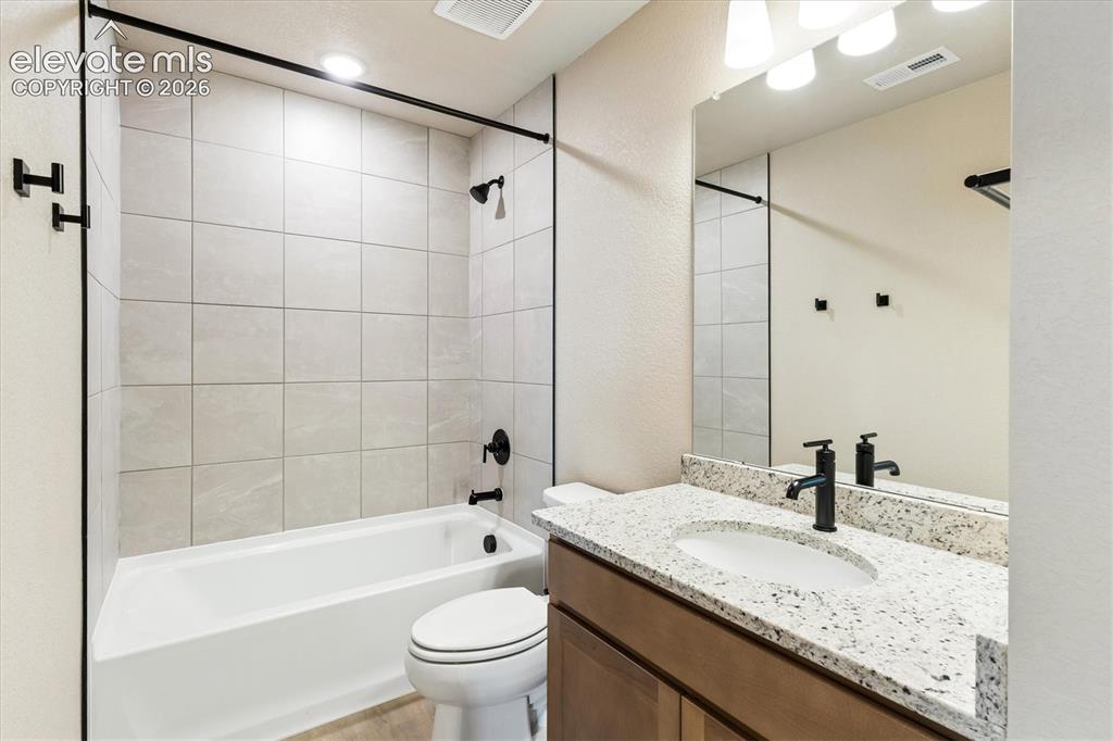 Image 15 of 32: Bathroom