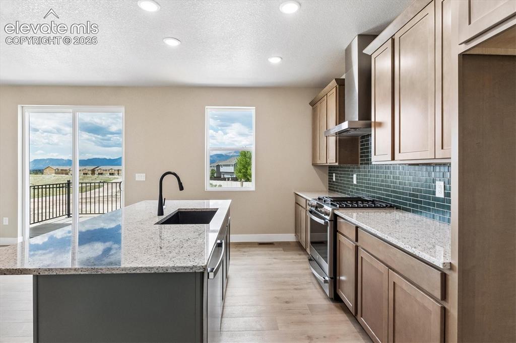 Image 16 of 32: Kitchen