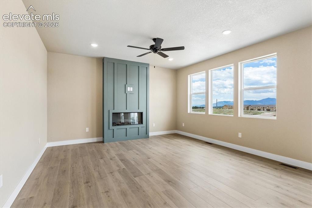 Image 6 of 32: Living Room