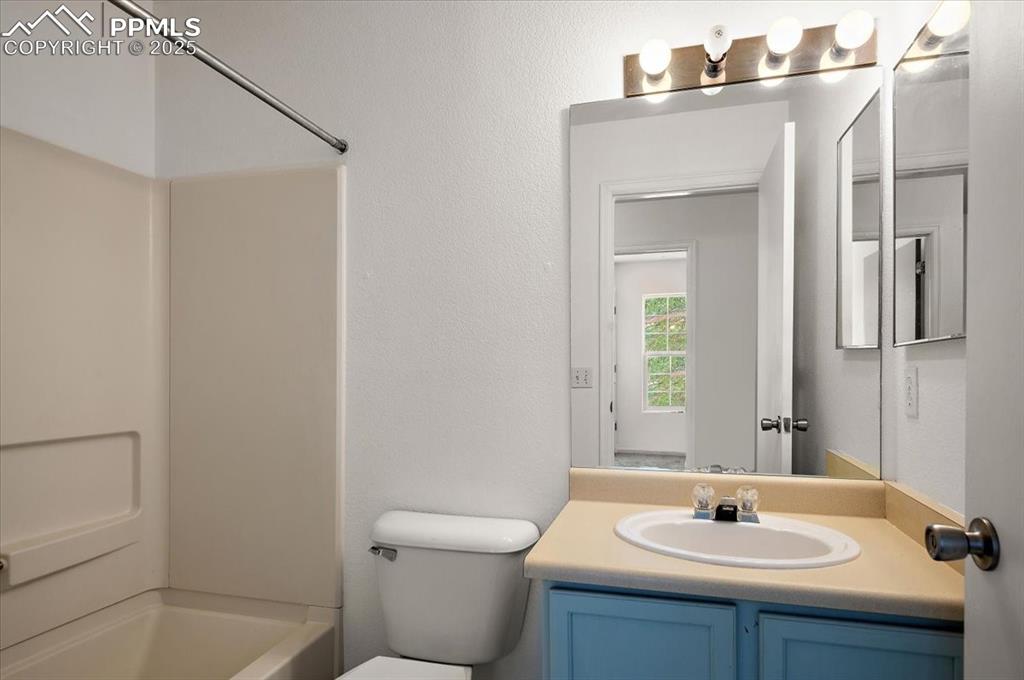Image 17 of 28: Bathroom