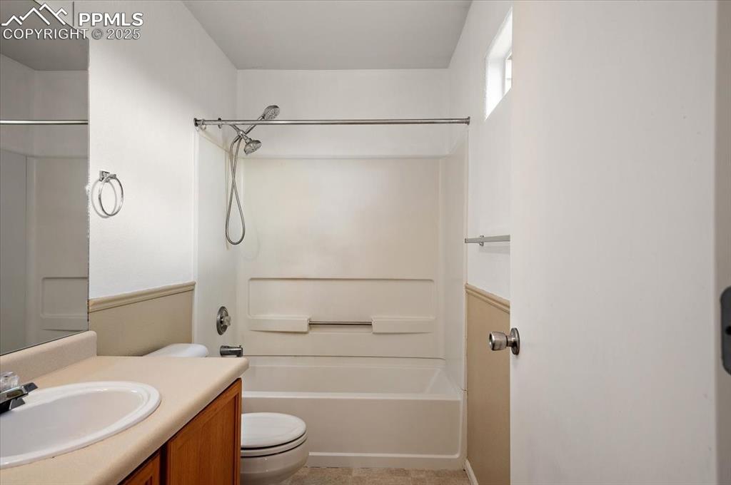 Image 22 of 28: Bathroom