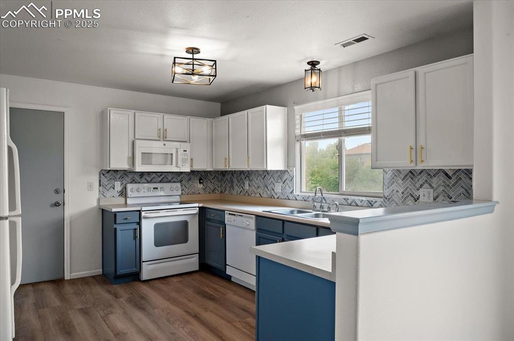 Image 8 of 28: Kitchen