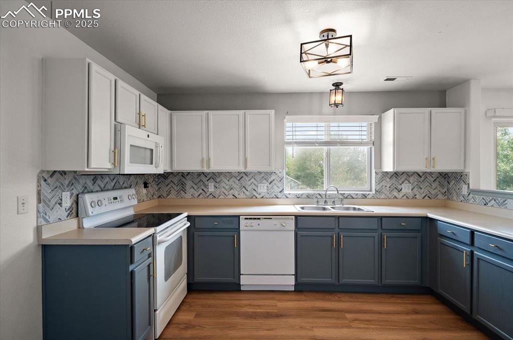 Image 9 of 28: Kitchen