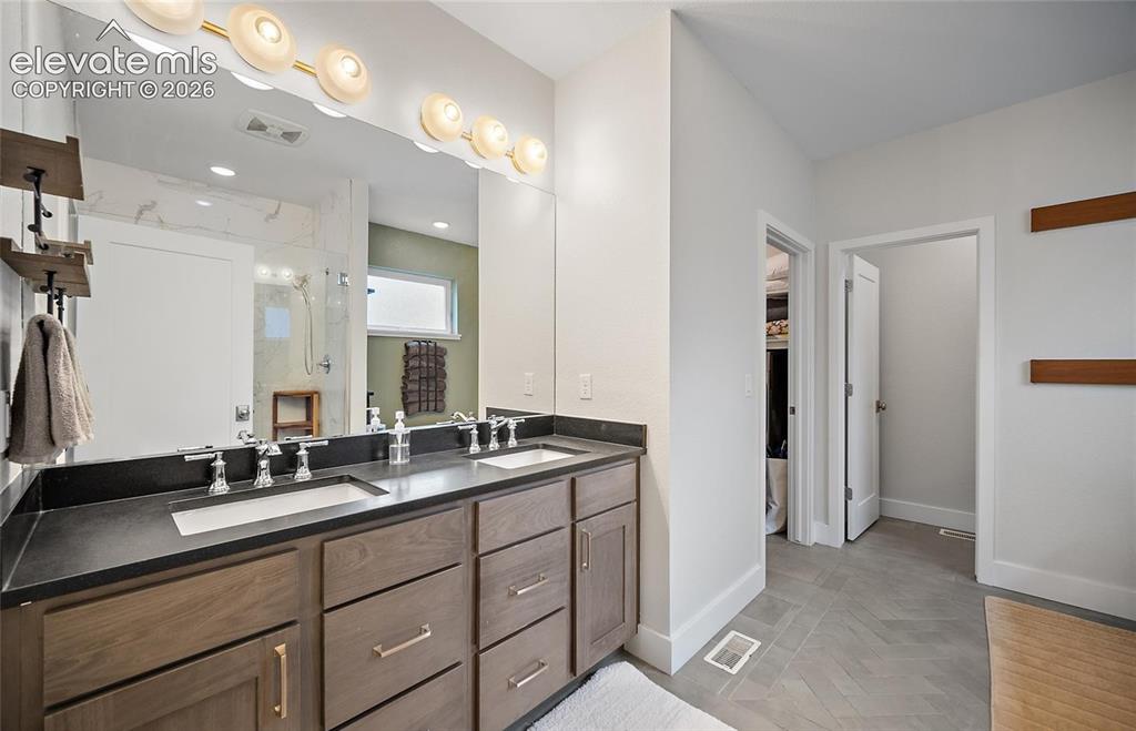 Image 18 of 47: Bathroom