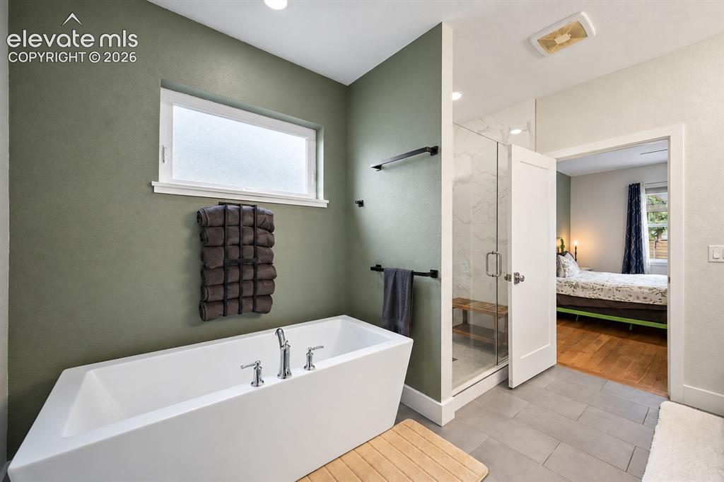 Image 19 of 47: Bathroom