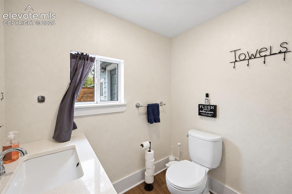 Image 43 of 47: Bathroom