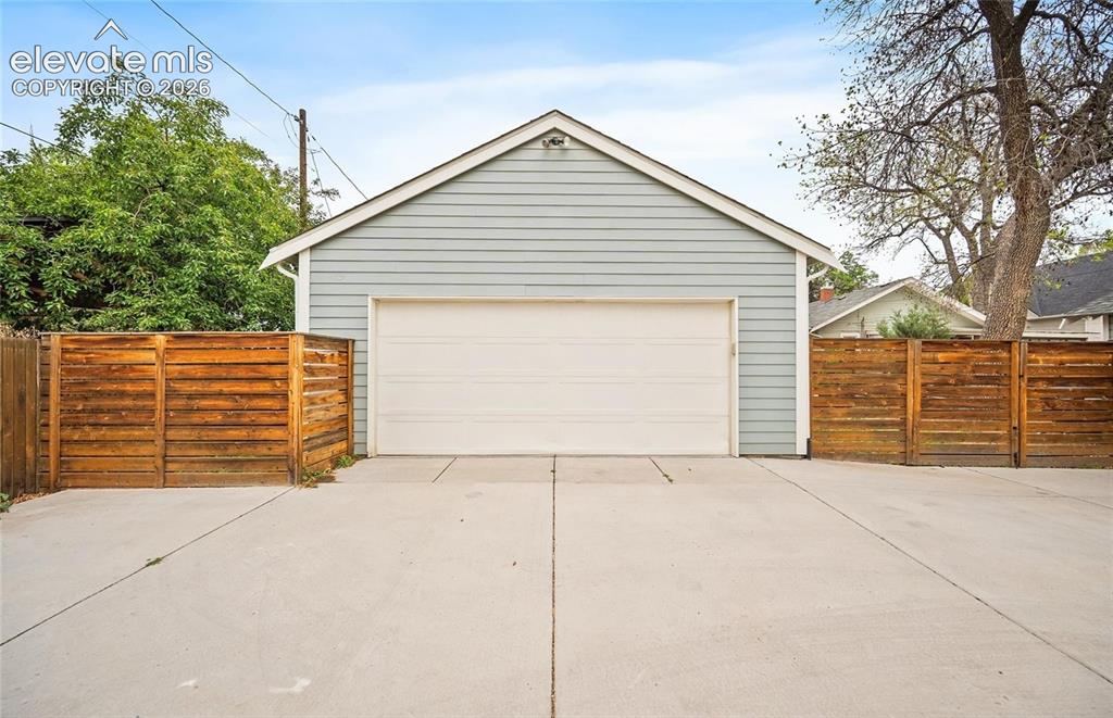 Image 46 of 47: Garage