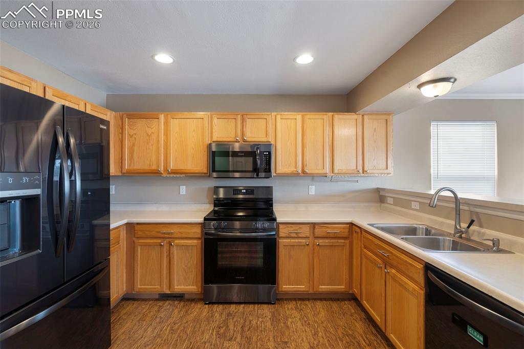 Image 14 of 44: Kitchen