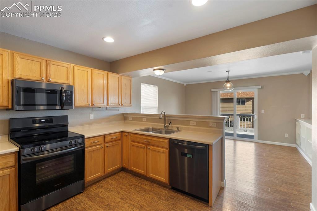 Image 15 of 44: Kitchen