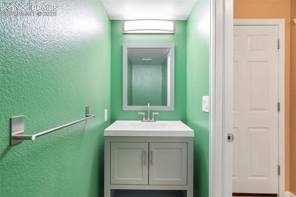 Image 17 of 44: Bathroom