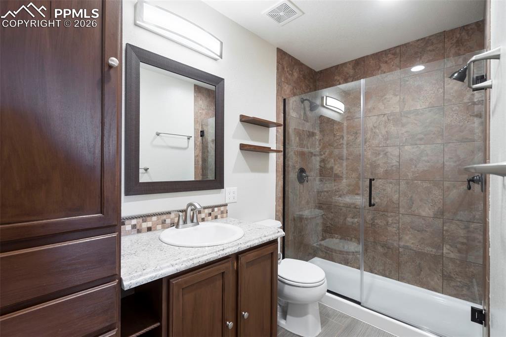 Image 20 of 44: Bathroom