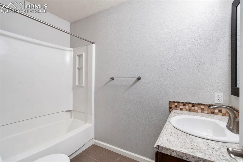 Image 22 of 44: Bathroom