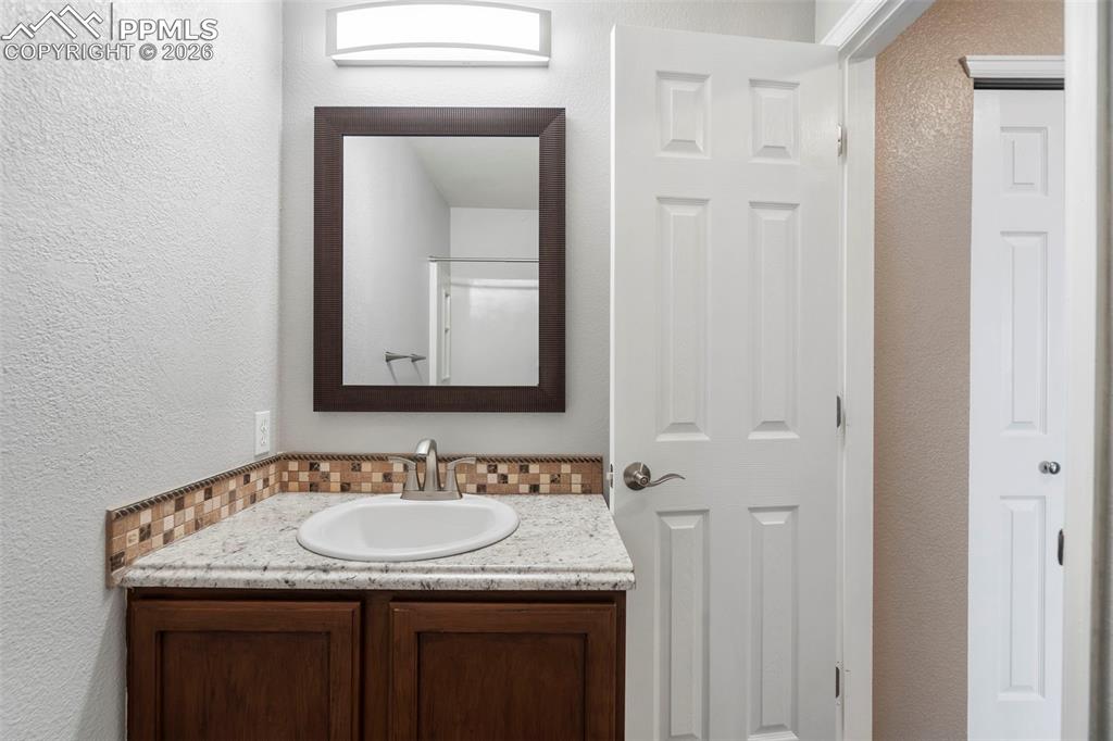 Image 23 of 44: Bathroom