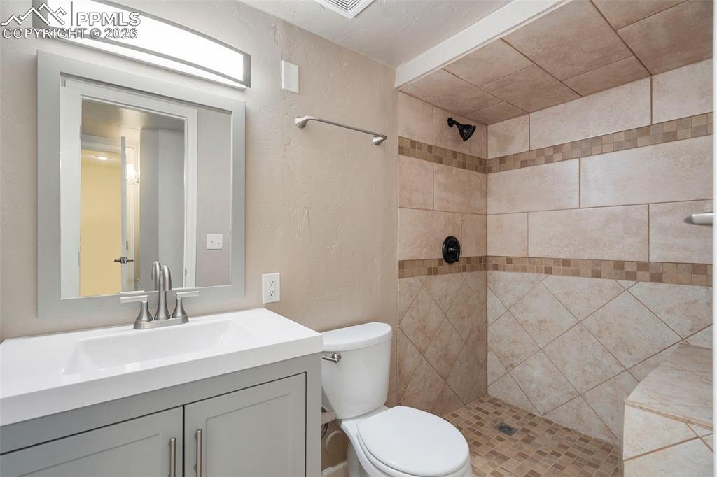 Image 29 of 44: Bathroom