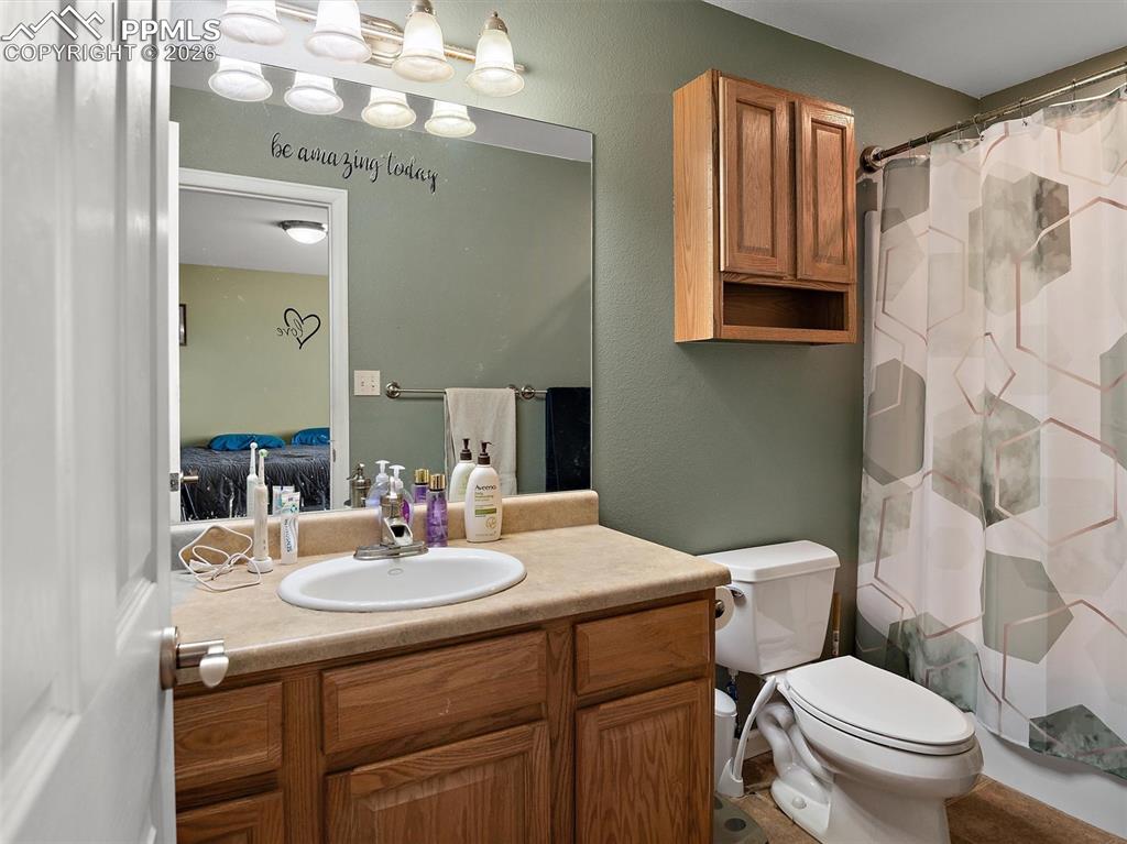 Image 16 of 28: Bathroom