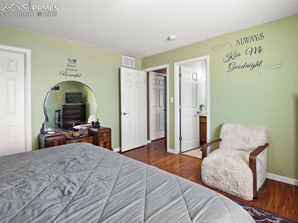 Image 17 of 28: Bedroom