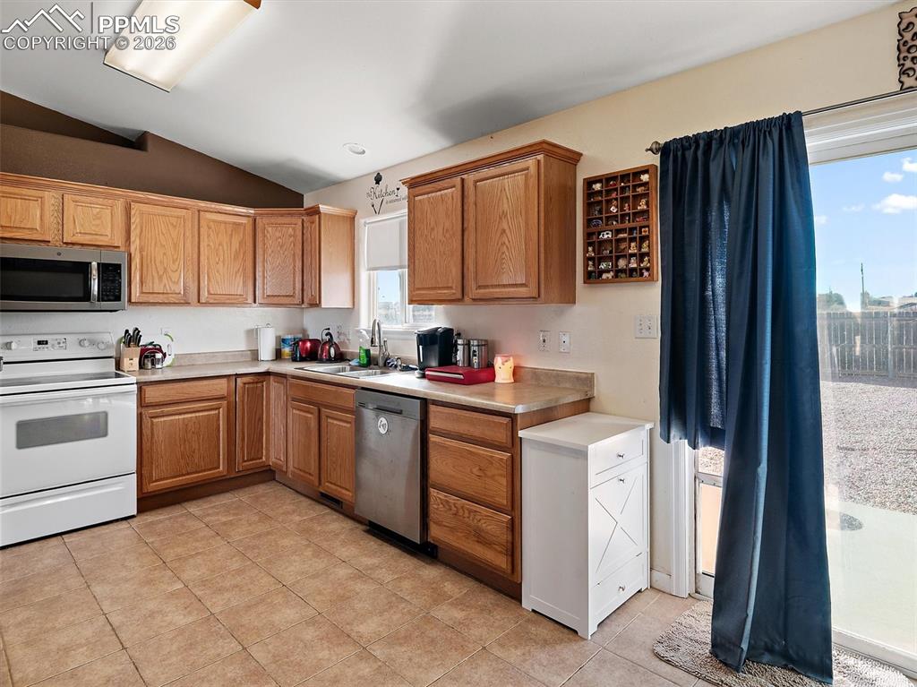 Image 9 of 28: Kitchen