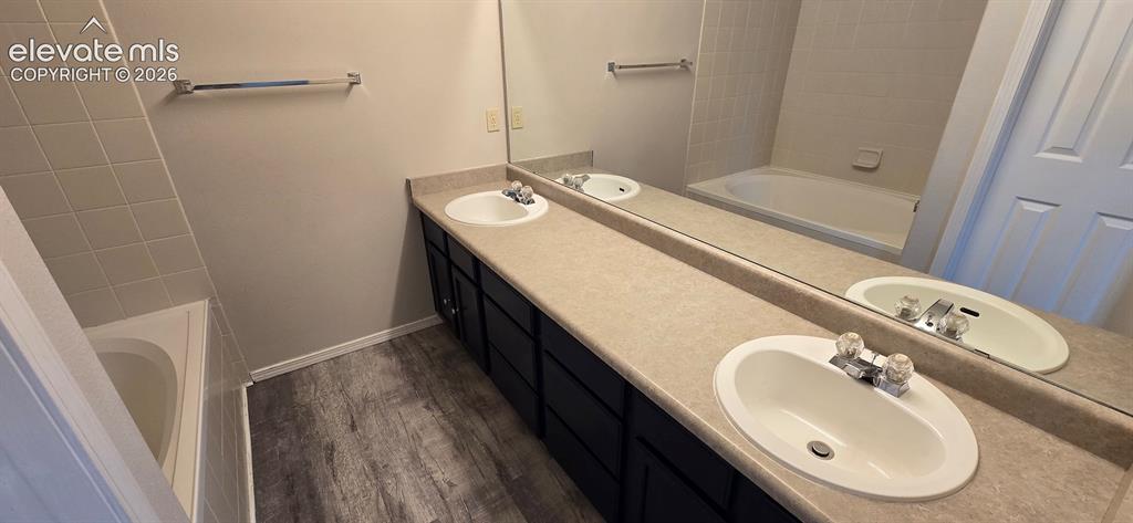 Image 15 of 32: Bathroom