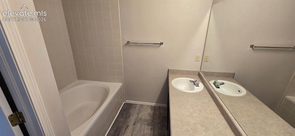 Image 16 of 32: Bathroom