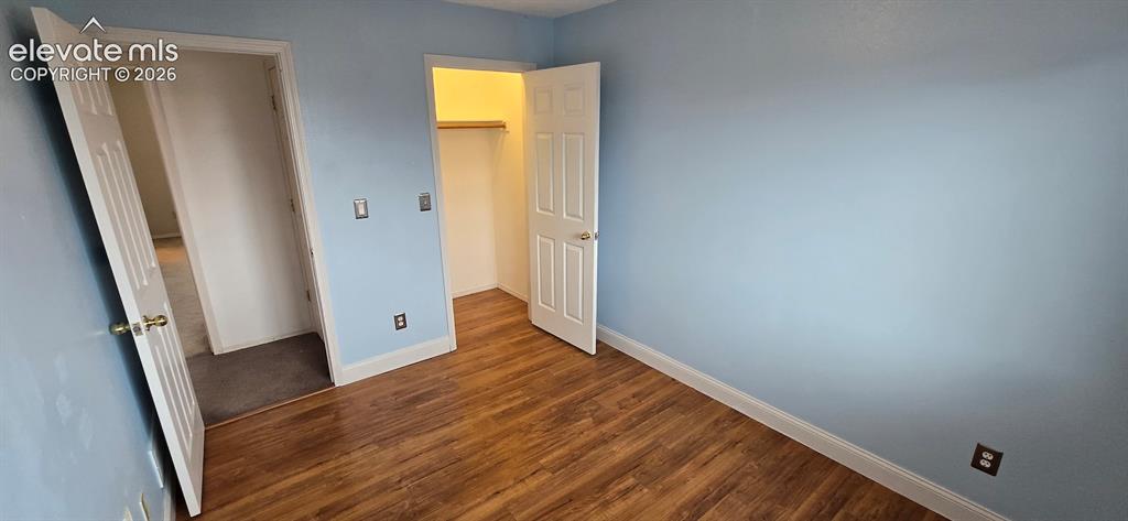 Image 19 of 32: Bedroom